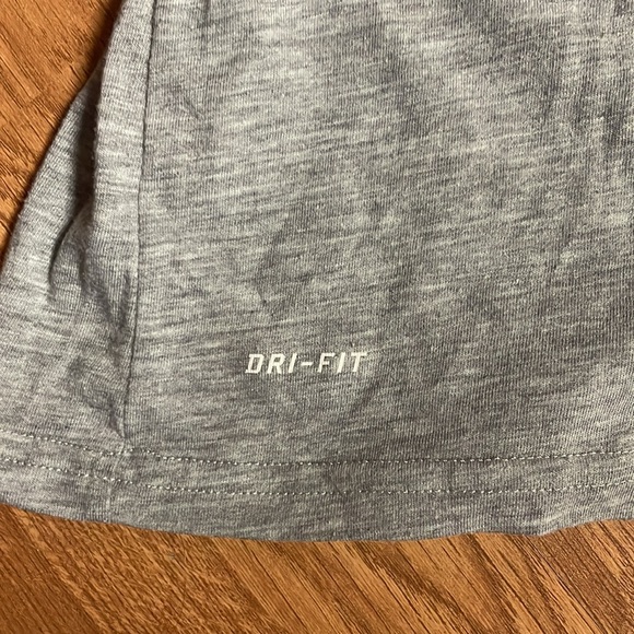 Women’s graphic tank top. Nike. Size XS - Picture 2 of 3
